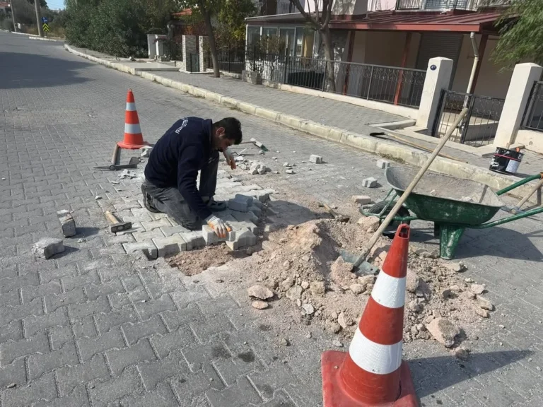 Foça merkezde yol onarımı ve mazgal temizliği sürüyor