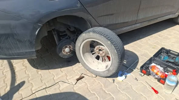 Yenifoçada oto lastik ve yol yardım hizmeti başladı